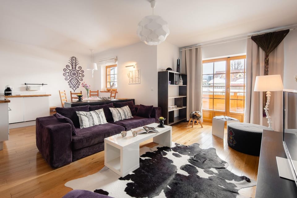 TV and multimedia, Kitchen or kitchenette, Living room, Seating area, Dining area