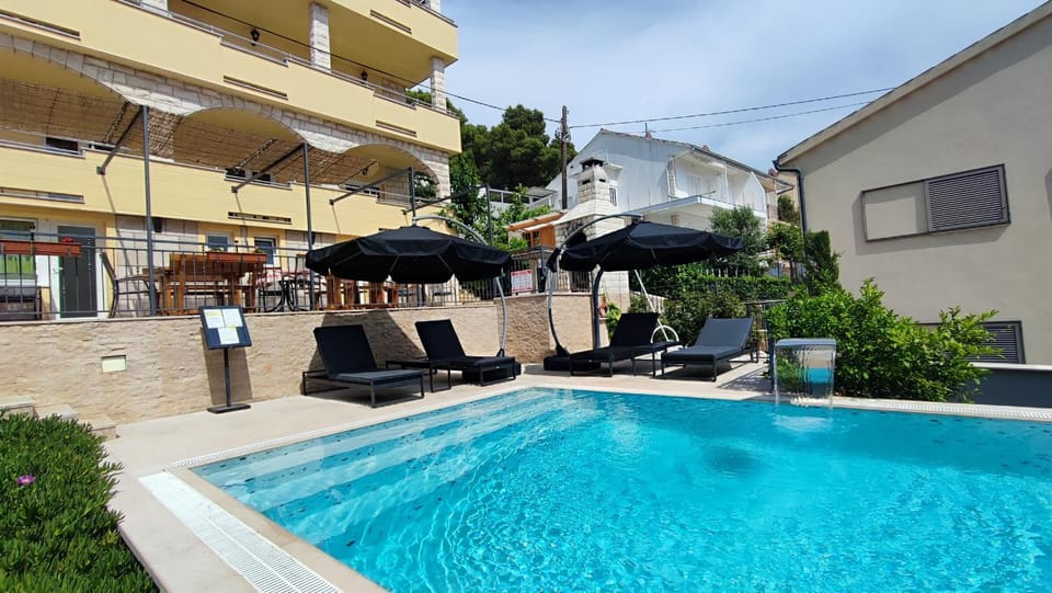 Property building, Patio, Day, Pool view, Swimming pool, sunbed