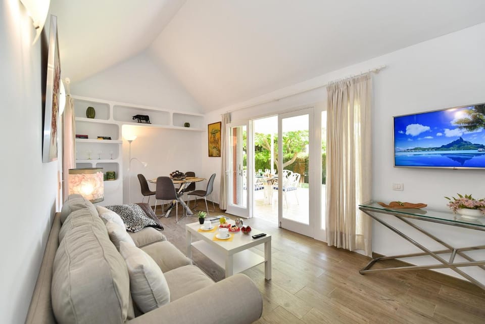 TV and multimedia, Living room, Dining area