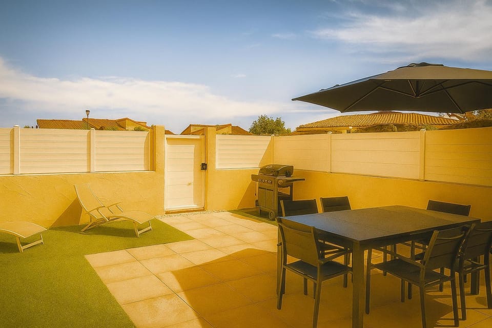 Patio, Day, Dining area