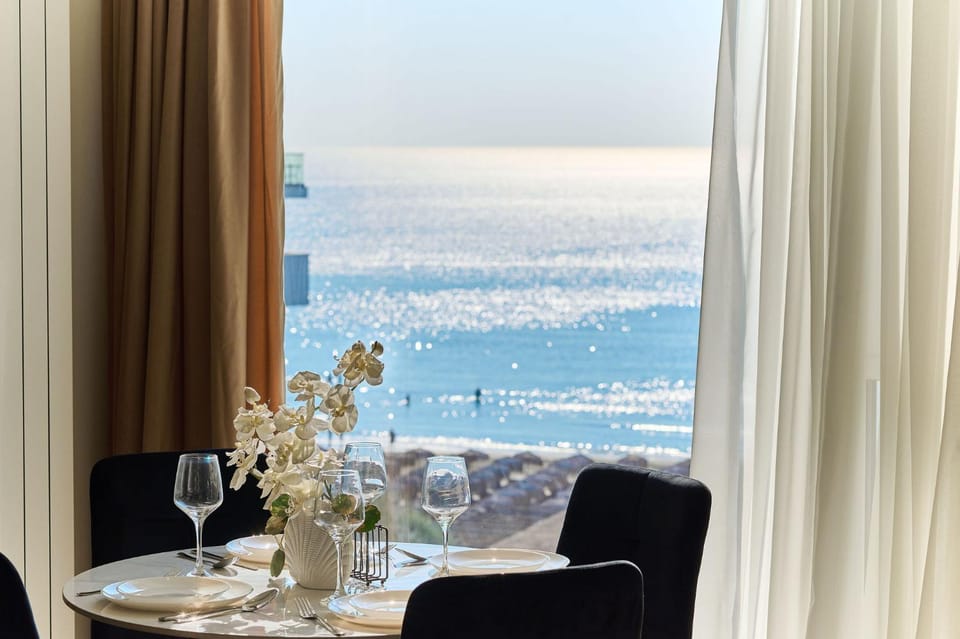 Panoramic sea view Studio Infinity Pool & SPA resort Apartment in Constanța County