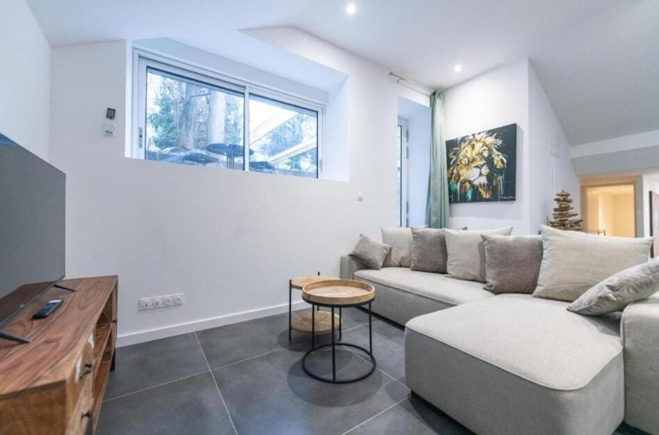 2 Rooms 2 SDB 4 personnes avec terrasse et parking privatif Apartment in Saint-Étienne