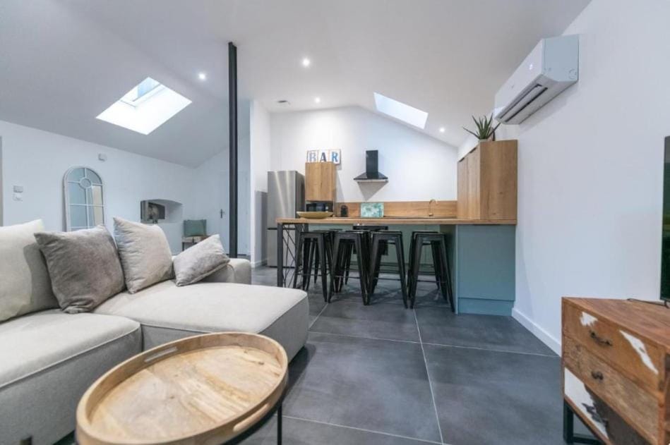 2 Rooms 2 SDB 4 personnes avec terrasse et parking privatif Apartment in Saint-Étienne
