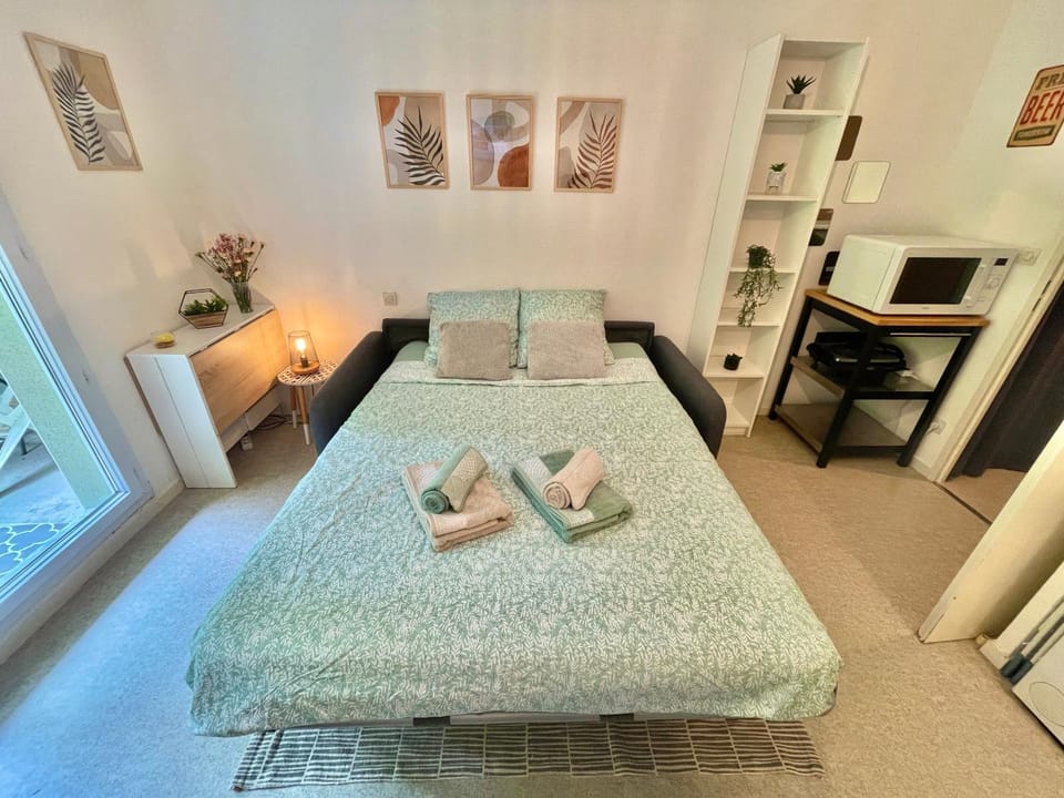 Bed, TV and multimedia, Living room, Seating area, towels