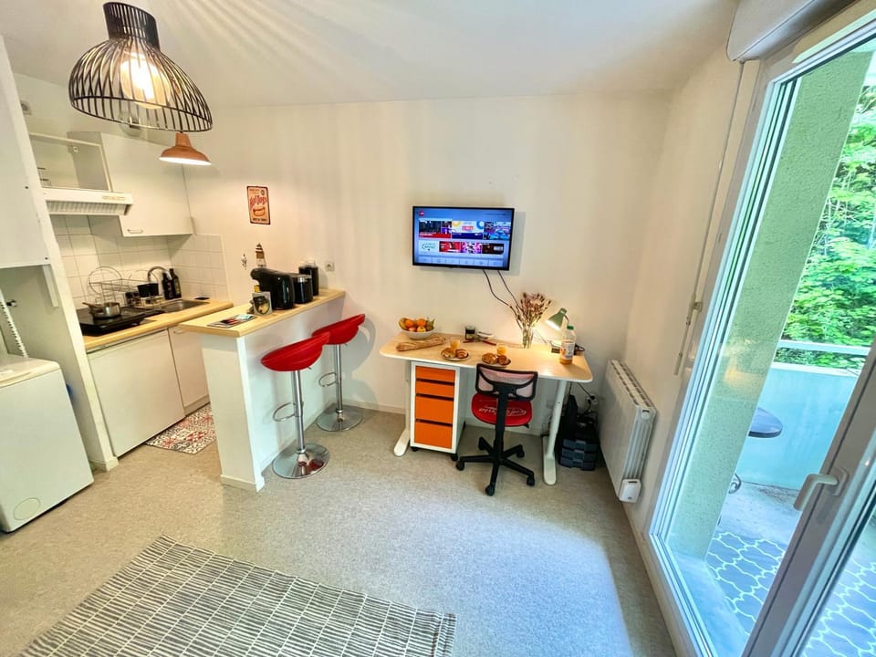 TV and multimedia, Kitchen or kitchenette, Living room, Seating area, Dining area, oven, stove
