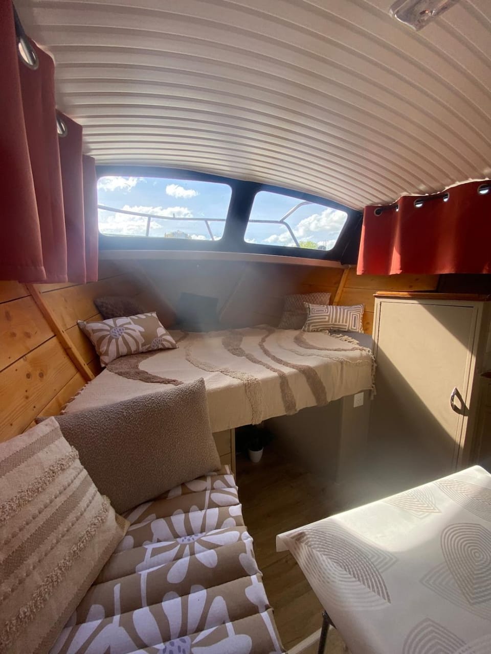 Les Pichies, Bateau insolite, Le Nathalie Nath Apartment in Bourgogne-Franche-Comté