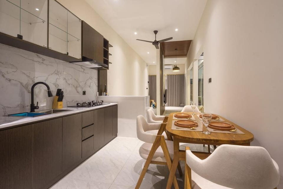 Kitchen or kitchenette, Dining area