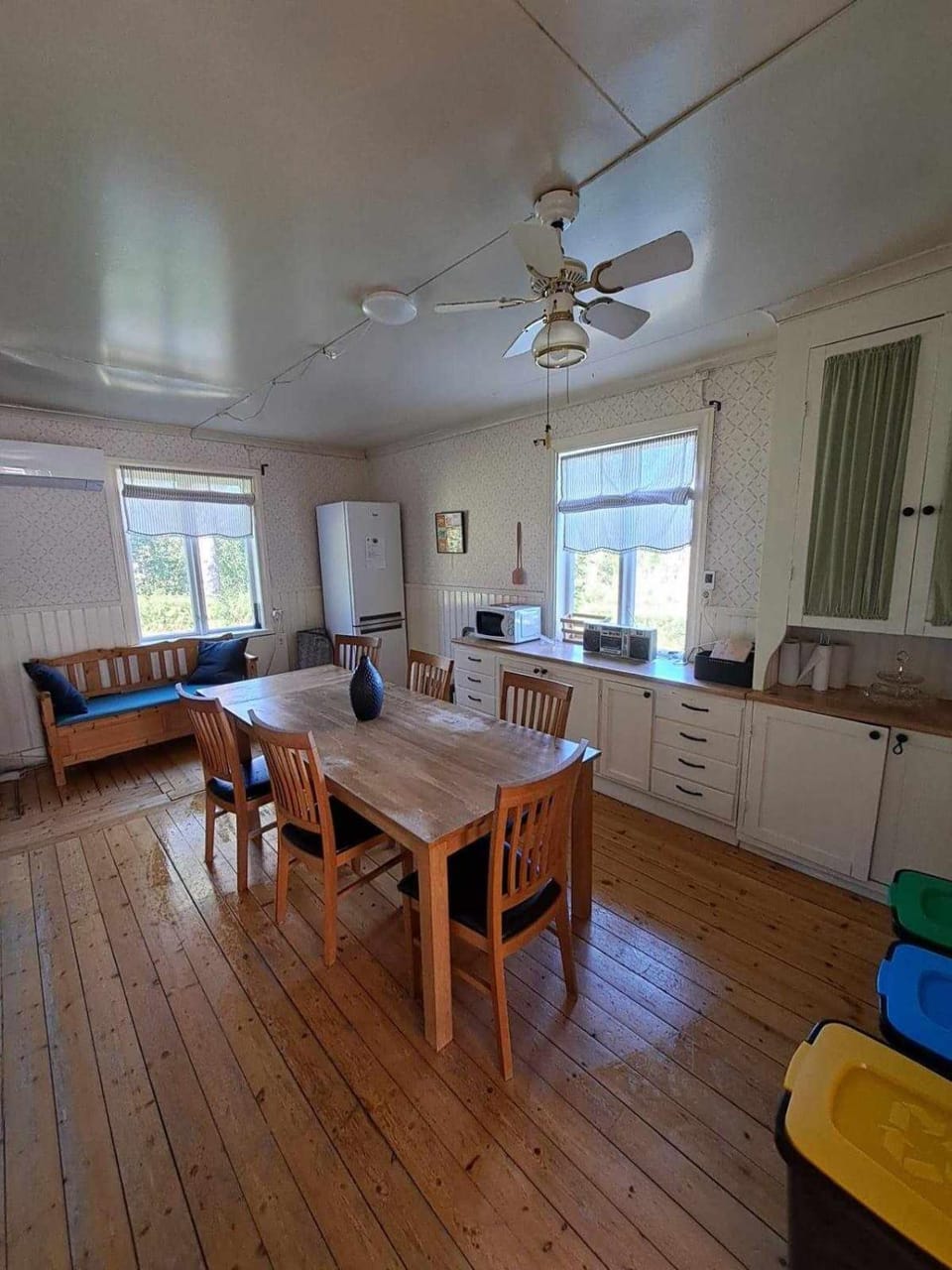 Kitchen or kitchenette, Seating area, Dining area, fireplace