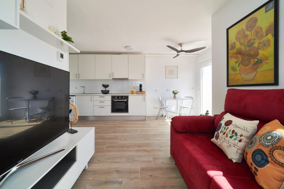 TV and multimedia, Kitchen or kitchenette, Living room, Seating area, Dining area