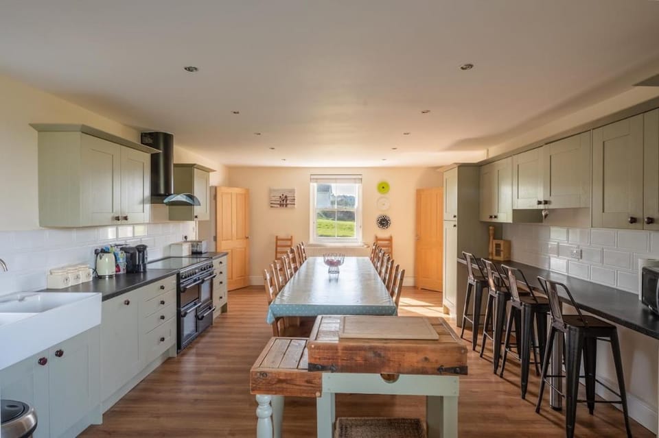 Heddwch - Beach House in Heart of Broad Haven for 14 House in Wales