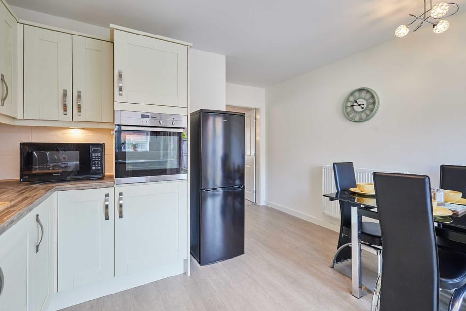 Kitchen or kitchenette, Dining area, oven, stove, toaster