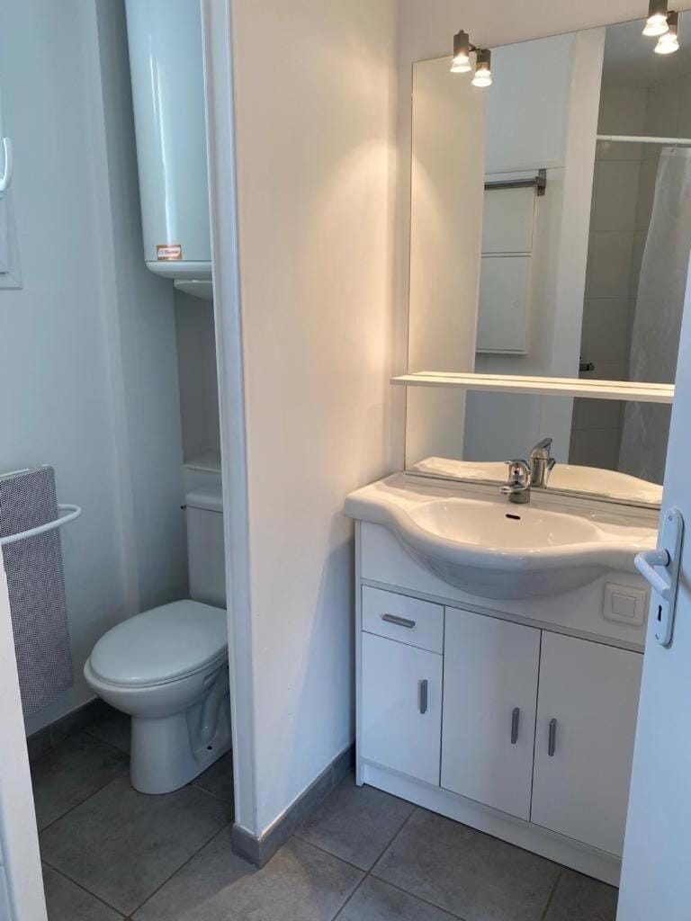 Shower, Toilet