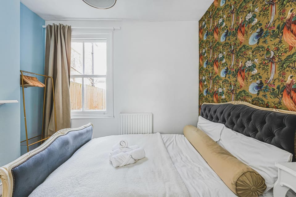Sleek 2-Bed with Outdoor Space Apartment in London Borough of Ealing