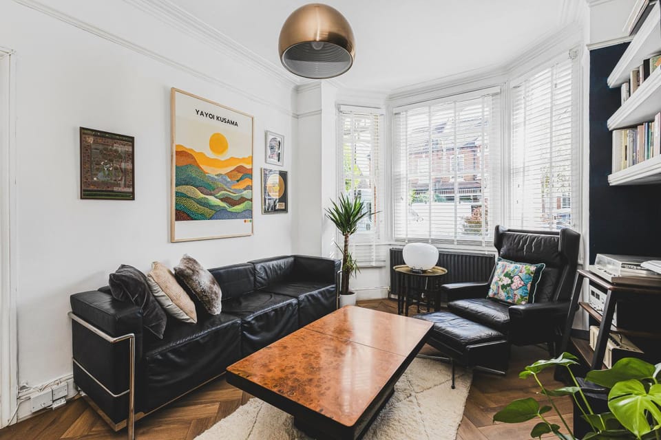 Sleek 2-Bed with Outdoor Space Apartment in London Borough of Ealing