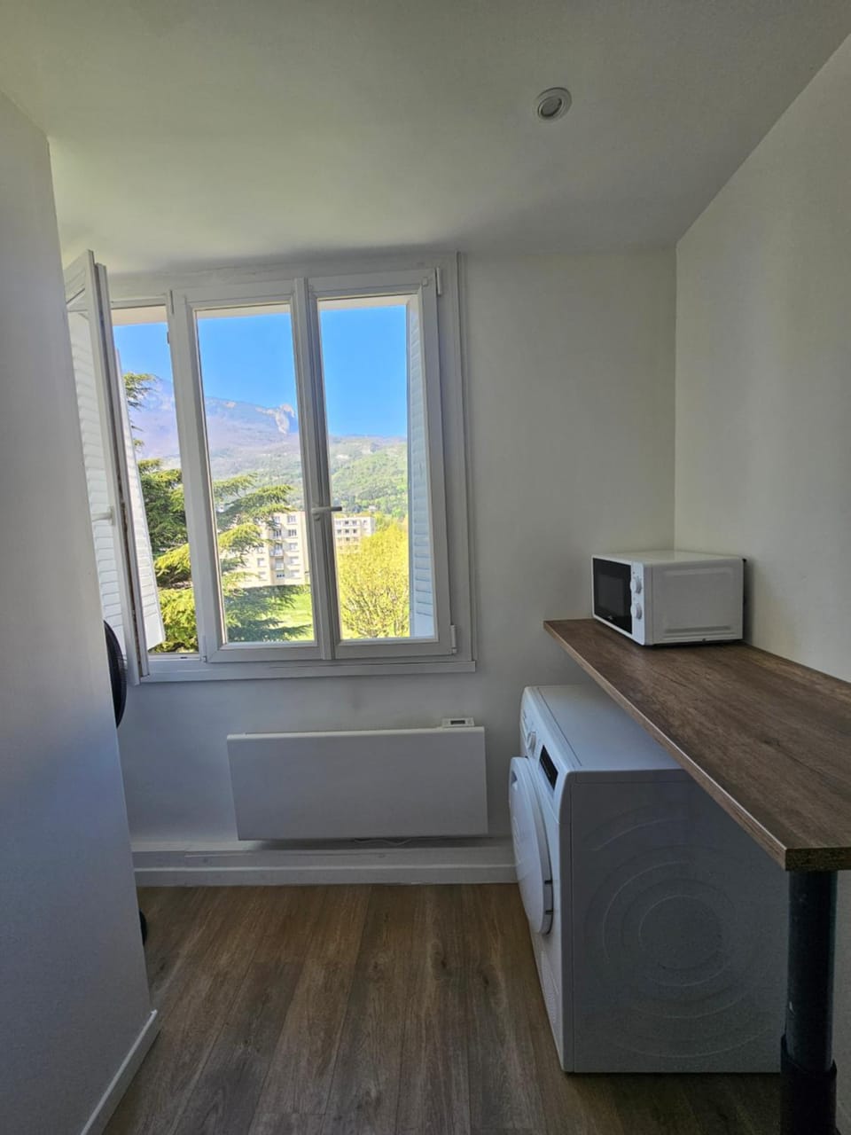 1989 Australie, baignoire ilot et video projecteur Apartment in Grenoble