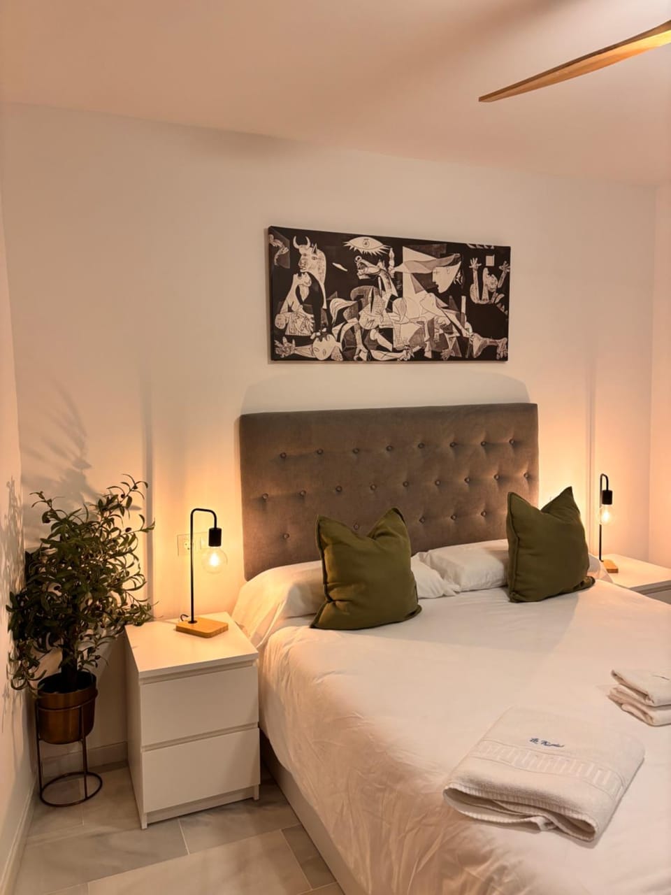 Bed, Photo of the whole room, Bedroom