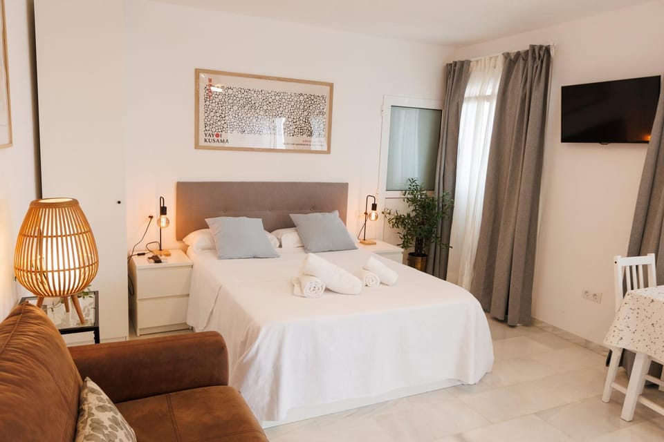 Bed, TV and multimedia, Photo of the whole room, Bedroom, towels