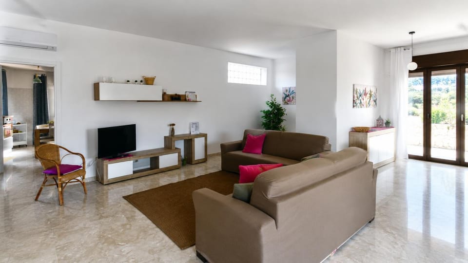 TV and multimedia, Living room, Seating area, Dining area