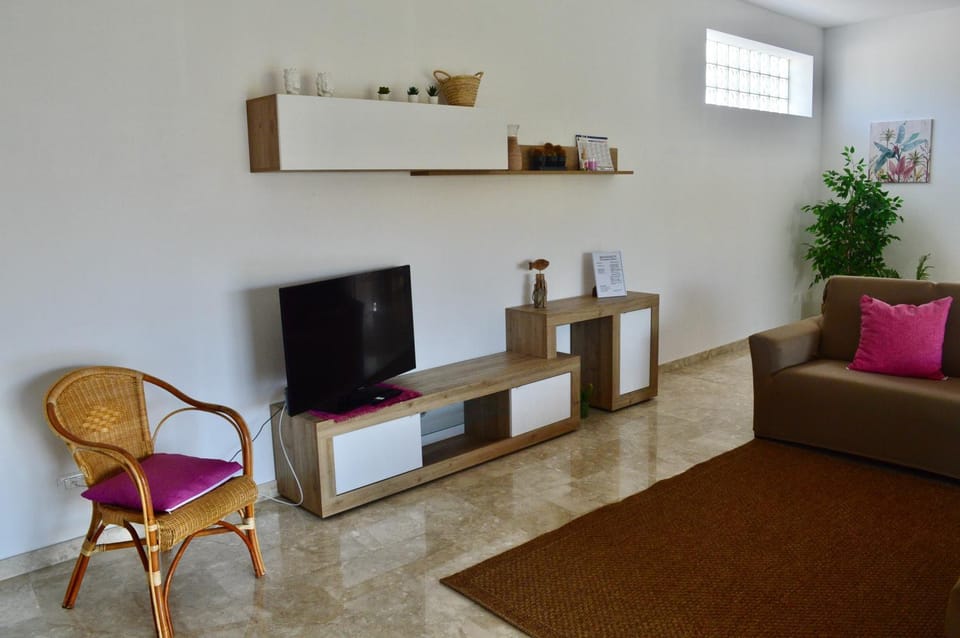 TV and multimedia, Living room, Seating area, Evening entertainment