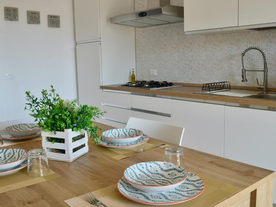 Kitchen or kitchenette, Dining area, Breakfast, stove