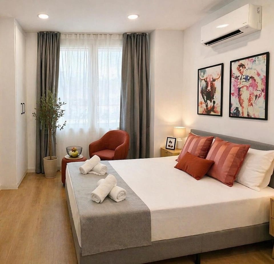 Bed, Seating area, towels, air conditioner
