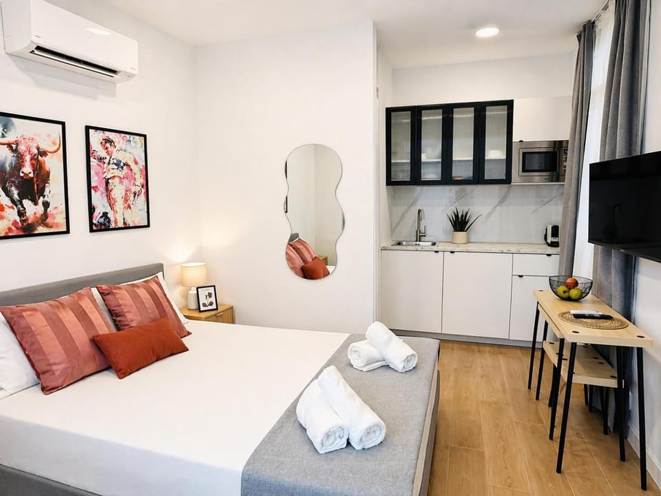 Bed, TV and multimedia, Living room, Photo of the whole room, Dining area, Bedroom, air conditioner