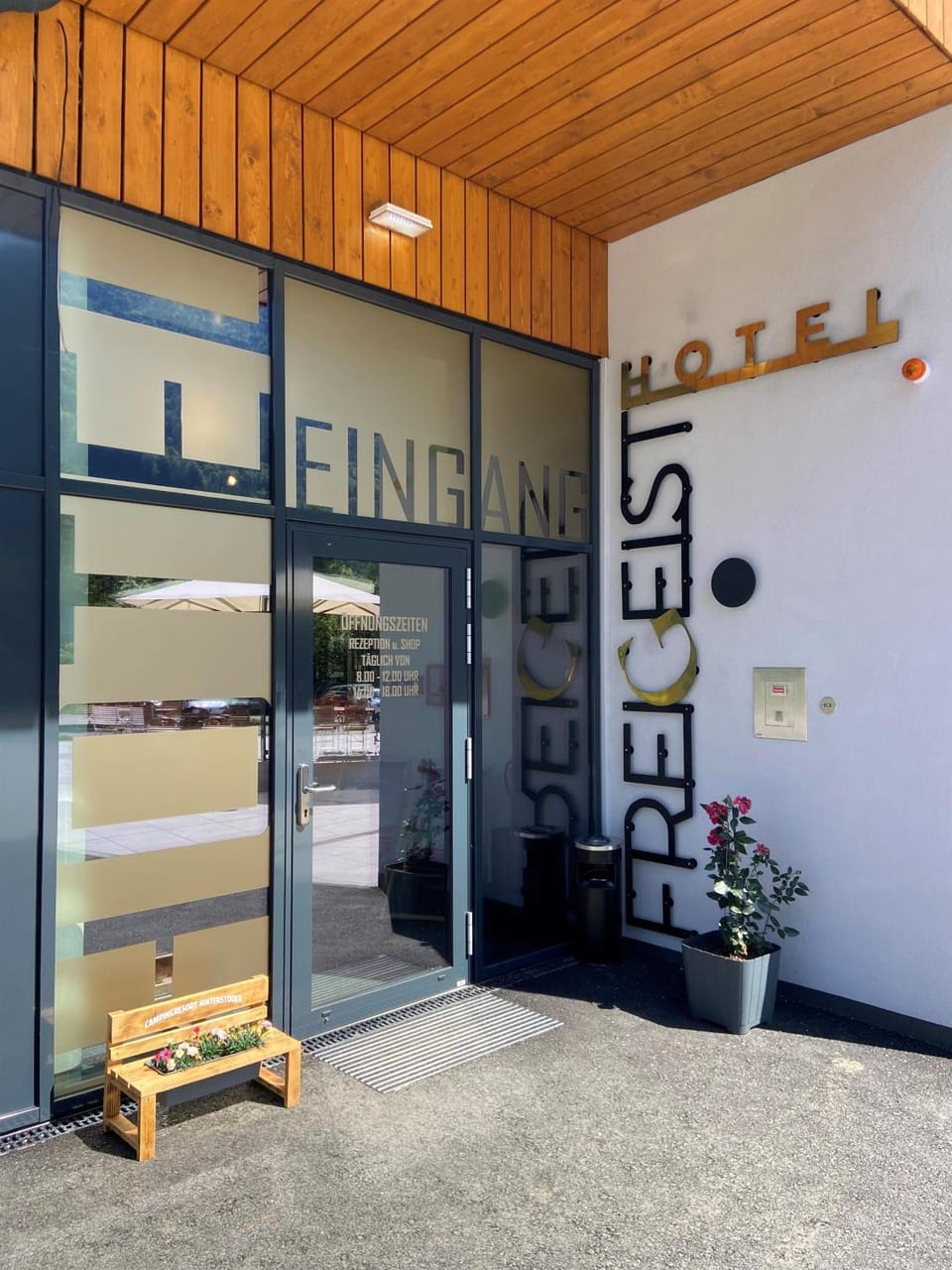 Facade/entrance