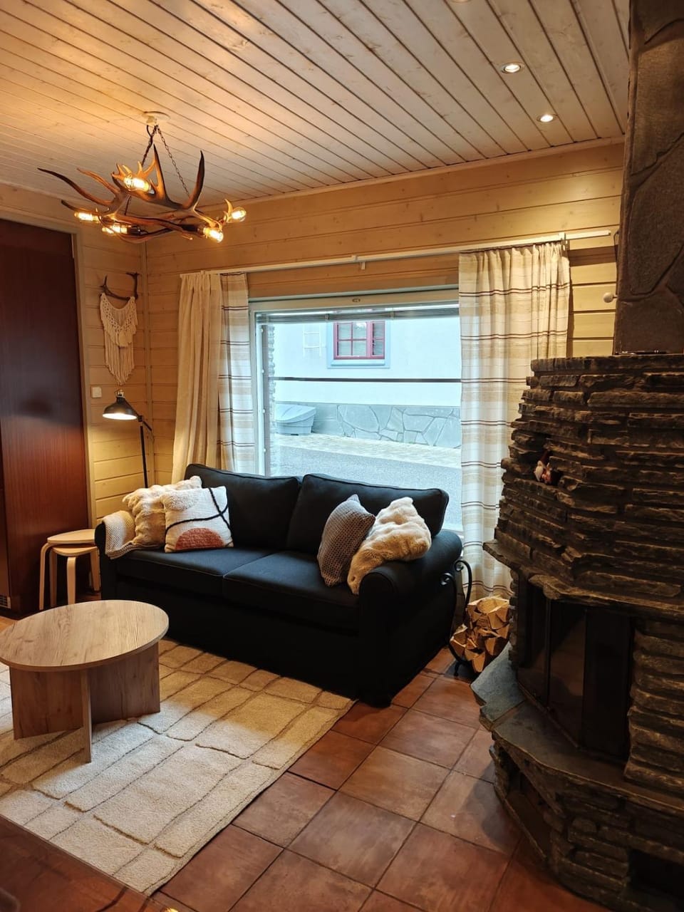 Bed, Living room