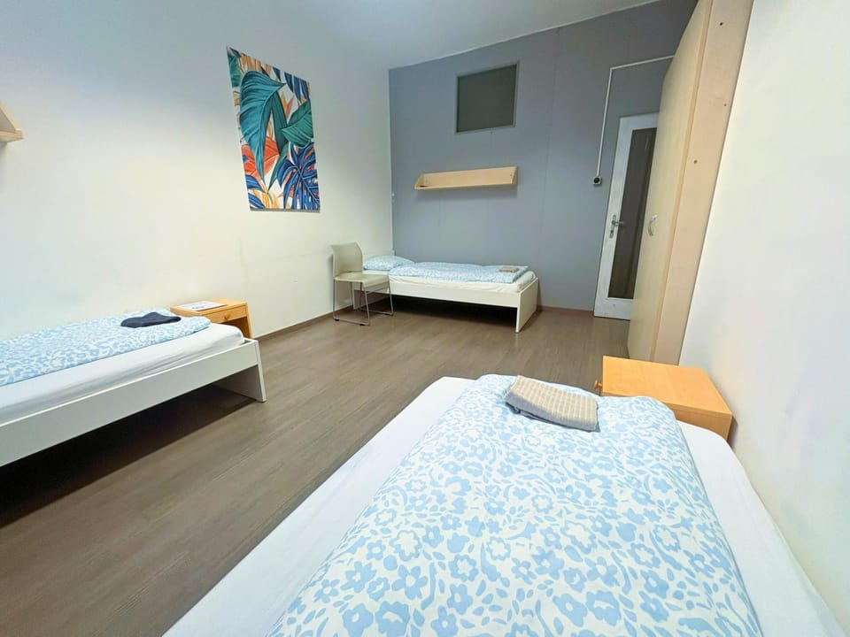 Bed, Photo of the whole room, Decorative detail, Seating area, Bedroom, towels