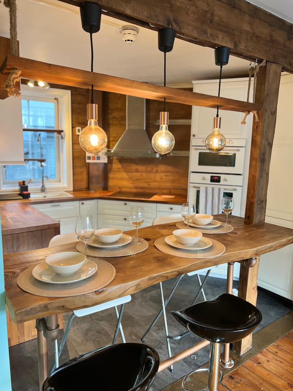 Kitchen or kitchenette, Dining area