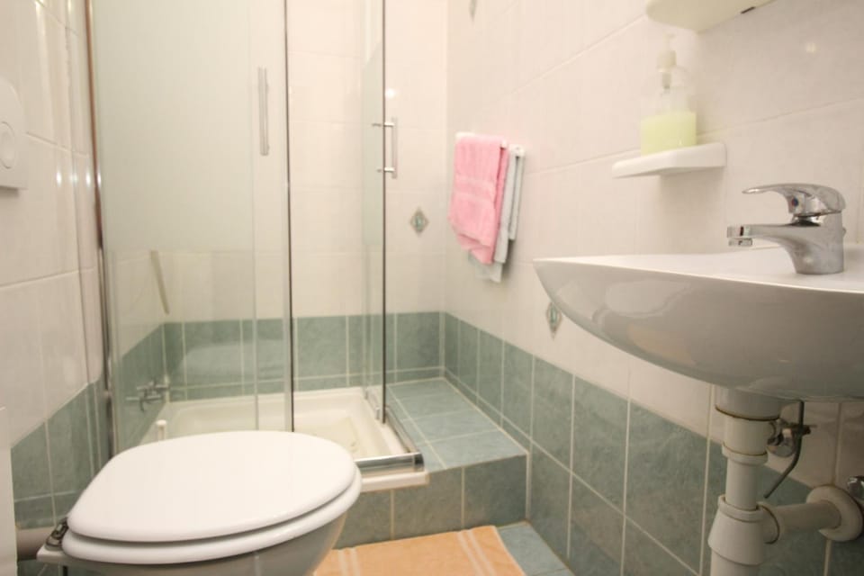Shower, Toilet, Bathroom, towels