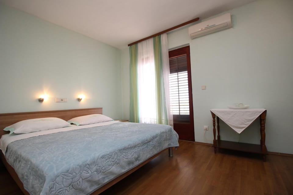 Bed, Bedroom, towels, air conditioner