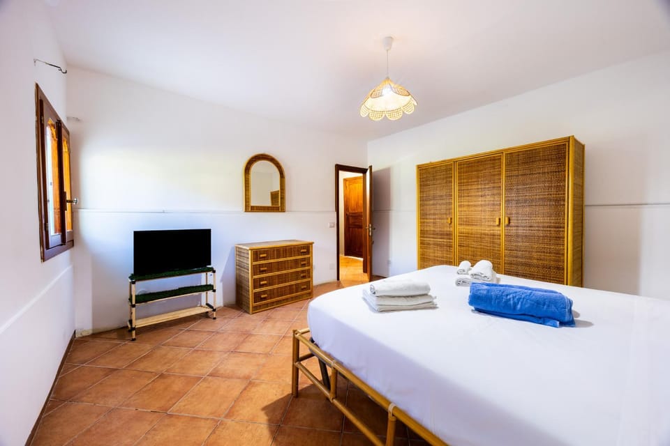 Bed, TV and multimedia, Photo of the whole room, Bedroom, towels, wardrobe