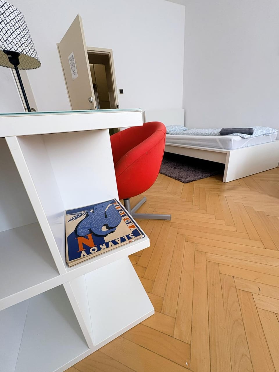 Bed, Photo of the whole room, Seating area, Bedroom, Area and facilities, towels, towels