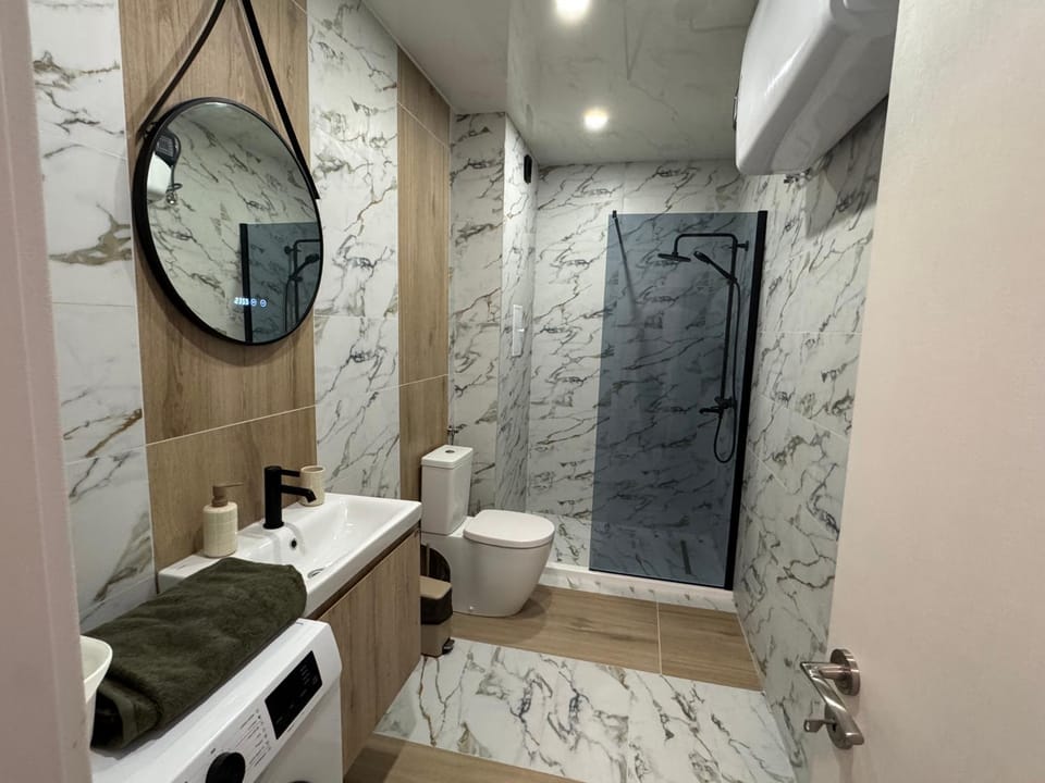 Shower, Toilet, Bathroom, towels