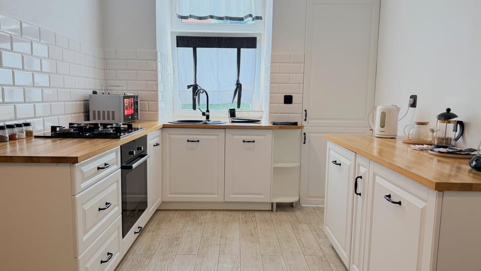Coffee/tea facilities, Kitchen or kitchenette, stove