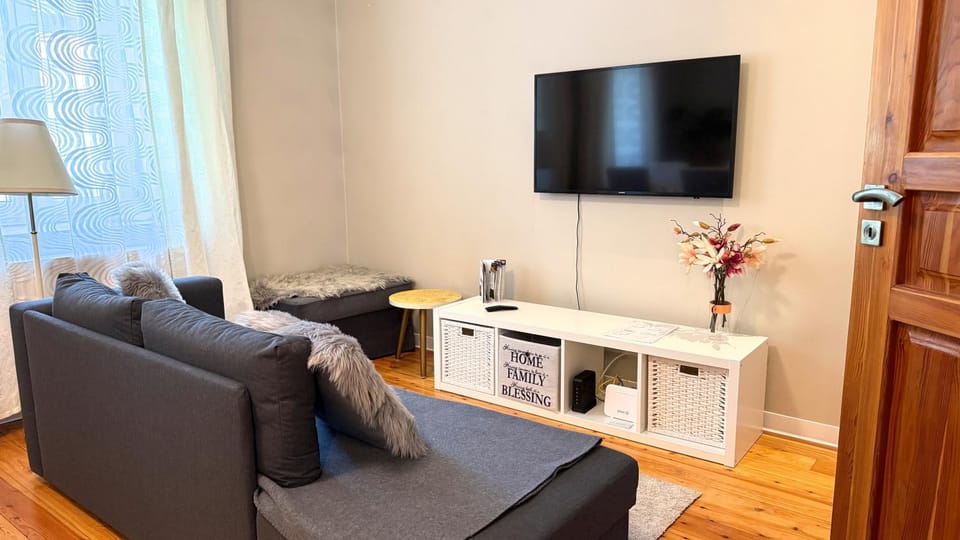 TV and multimedia, Living room, Seating area, Evening entertainment