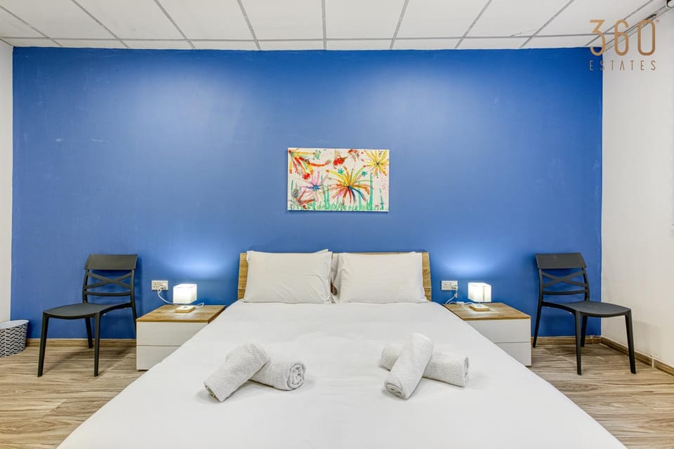 Bed, Living room, Photo of the whole room, Seating area, Bedroom