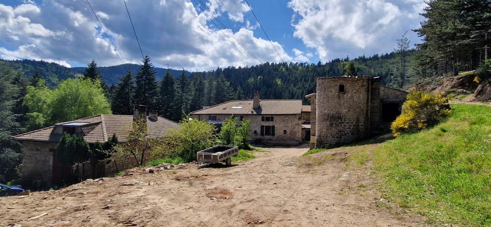 Domaine le Bouissou Du Mahun Gîtes de groupes en pleine forêt Ardéchoise House in Auvergne-Rhône-Alpes