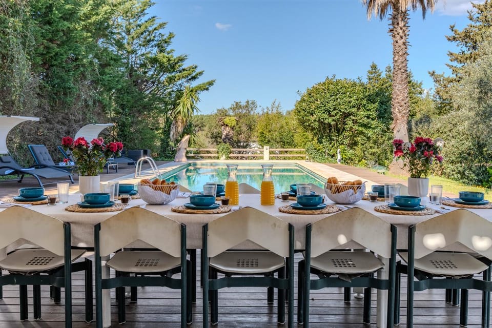Patio, Food and drinks, Dining area, Garden view, Pool view, Swimming pool, sunbed