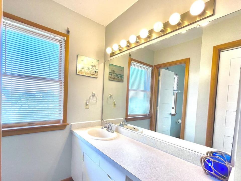 Oceanfront 4 Bedroom Salvo Sandcastle Hot Tub House in Outer Banks
