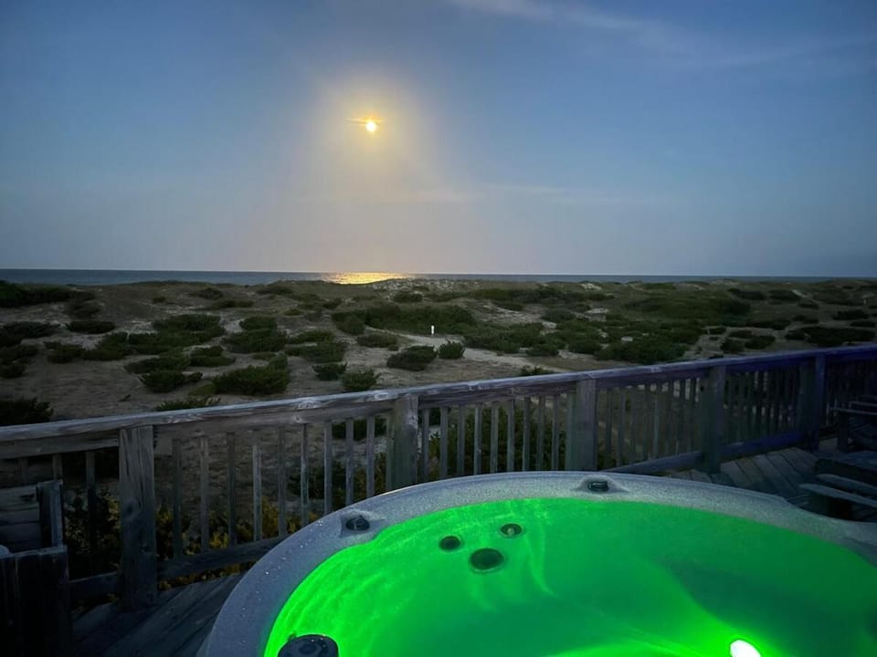Oceanfront 4 Bedroom Salvo Sandcastle Hot Tub House in Outer Banks