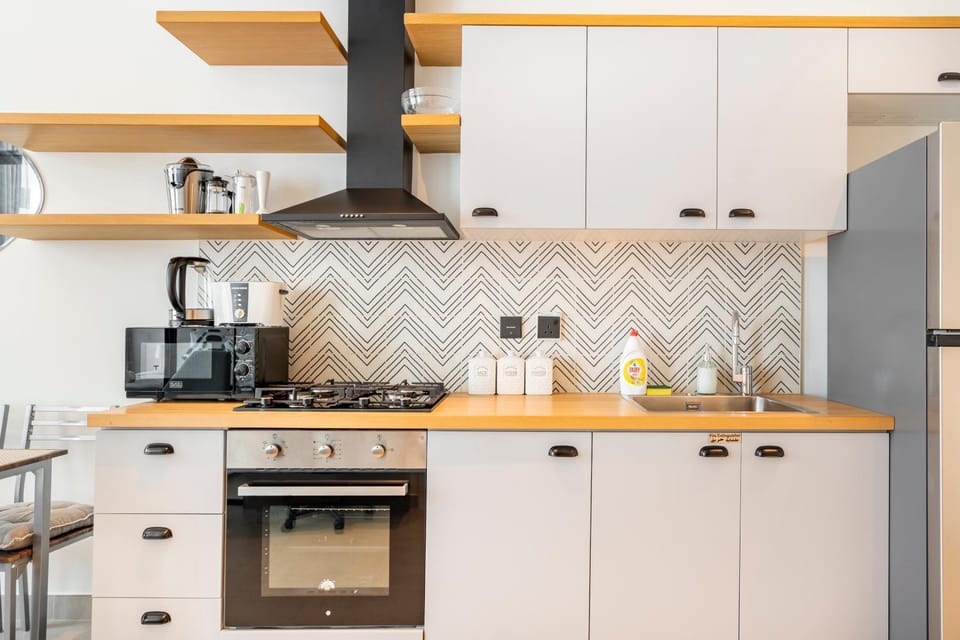 Coffee/tea facilities, Kitchen or kitchenette, microwave, oven, stove, toaster