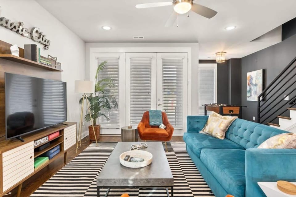 2 Chic Townhomes Near Geodis Sleeps 22 House in Nashville