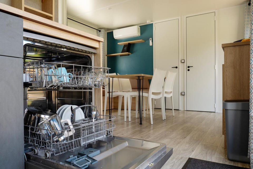 Kitchen or kitchenette, Dining area, dishwasher