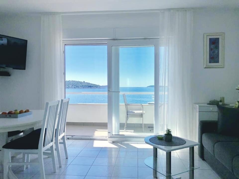 Natural landscape, TV and multimedia, Living room, Seating area, Dining area, Sea view