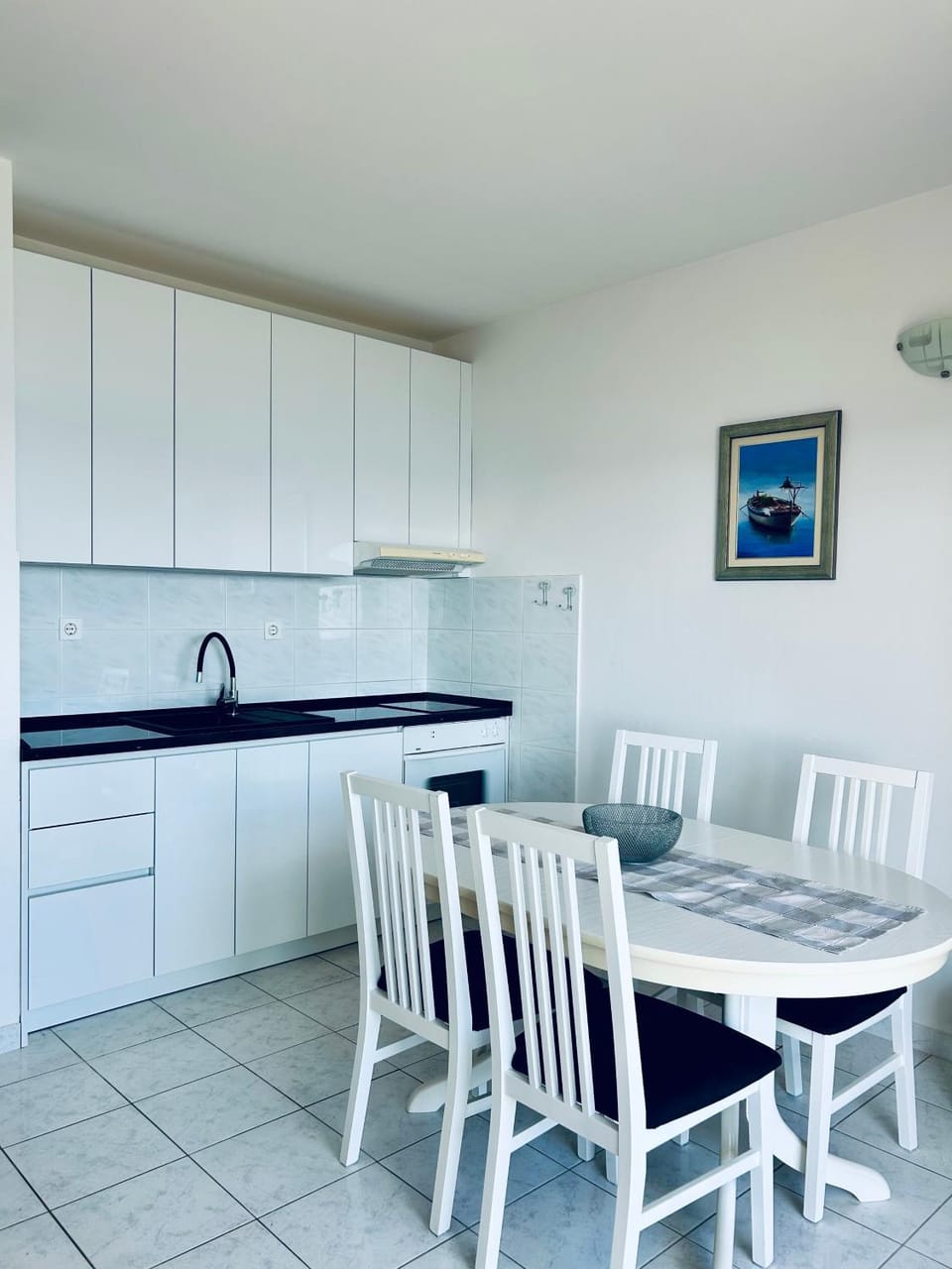 Kitchen or kitchenette, Dining area, Breakfast, stove