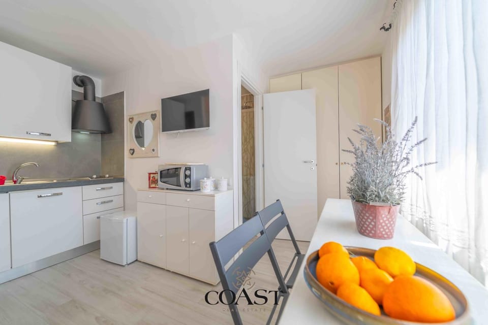 TV and multimedia, Kitchen or kitchenette, Dining area, stove