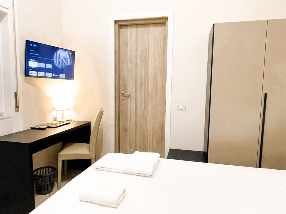 Photo of the whole room, Bedroom, wardrobe