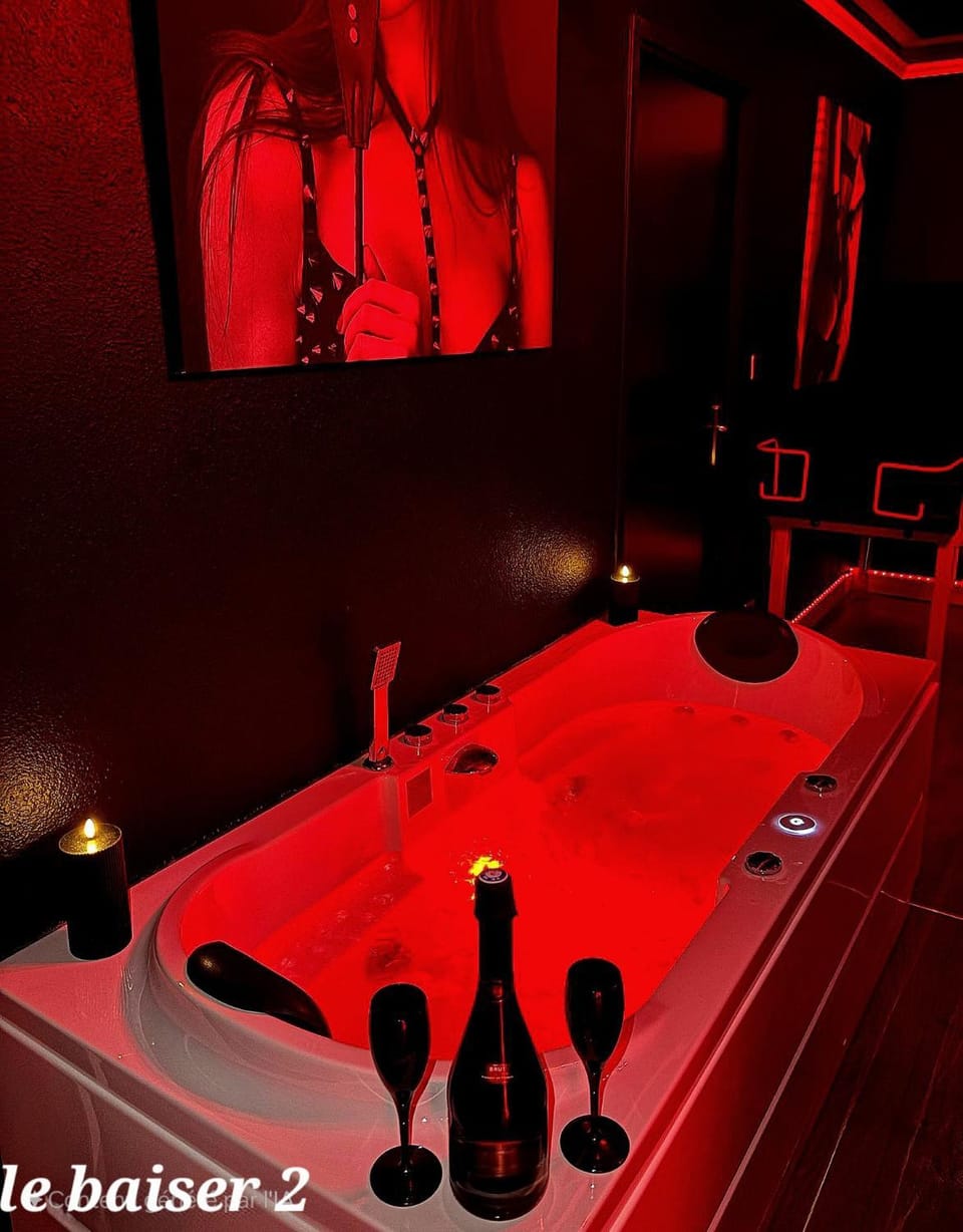 Le baiser 2 Love room du plaisir interdit Apartment in Normandy